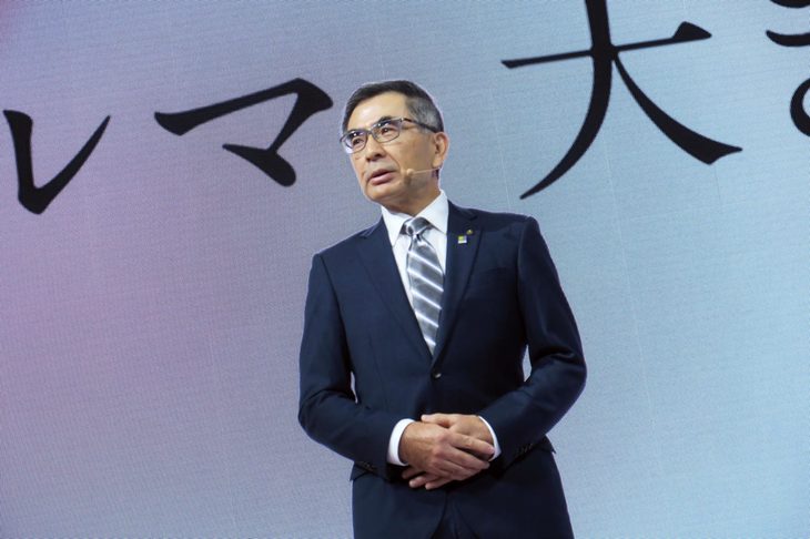 ブースのテーマについて、「単に移動の道具というだけではない、ワクワクできる毎日を提供したい」と説明する鈴木社長。