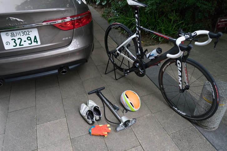 今回のお荷物はこれだけ。ロードバイクと空気入れ、ヘルメット、手袋、シューズだけである。