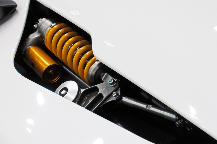 サスペンションはレーシングカーと同じくフルアジャスタブルで、コースに合わせて緻密なセッティングが可能だ。