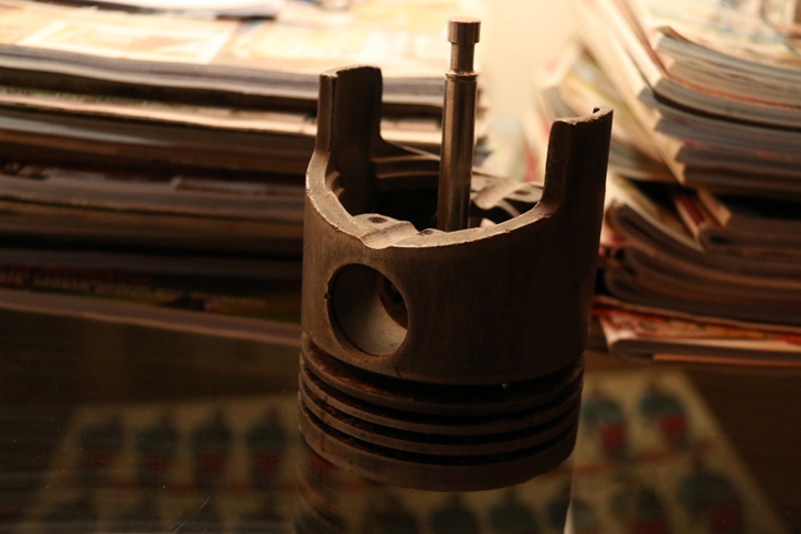 これは、エンジンのピストンで作った灰皿。ジャンニさんが両親の別荘で見つけた。