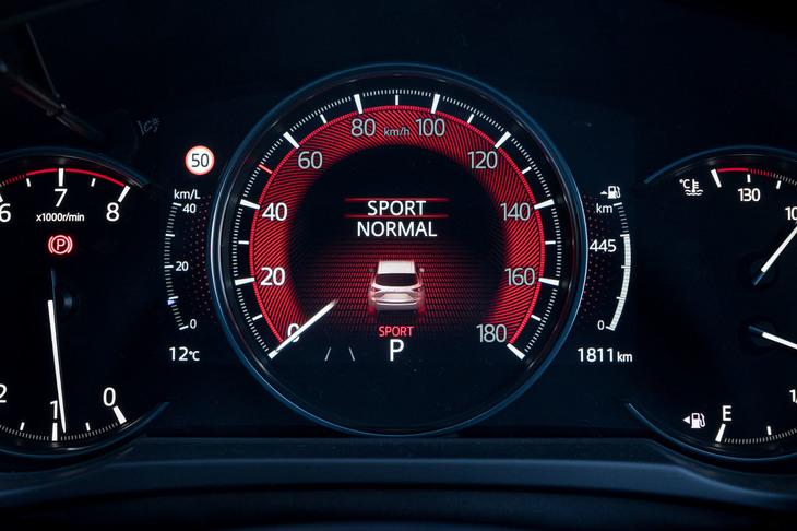 ガソリン車に設定されるスポーツモードの作動画面。これまではパワートレインの設定だけが切り替わっていたが、今回の改良により、パワートレインとブレーキの制御によって車両の挙動を安定させる「GVCプラス」の設定も切り替わるようになった。