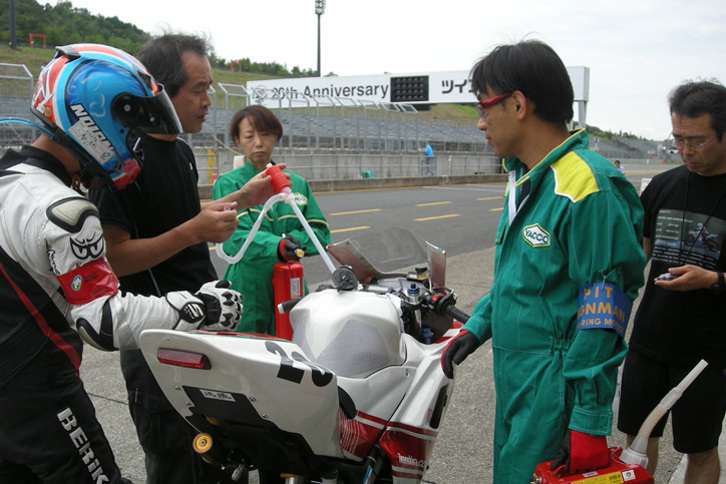 水冷、空冷、単気筒、2気筒などによってクラス分けがされ、ピットイン時の停止時間でハンディをつける。水冷2気筒クラスは1回のピットインで4分間の停止が義務付けされている。ピットイン時にライダー交代、給油（5リッターほど）、タイヤ交換などを行う。
	 
	