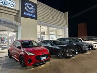 屋外にて。向かって一番左は欧州で販売されている「マツダ2ハイブリッド」。「トヨタ・ヤリス ハイブリッド」のOEM車である。なお、「スーペルアウト」は、当連載第876回で訪問したヒョンデの販売店でもある。