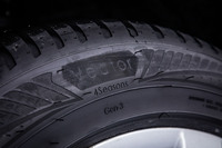 「ベクター4シーズンズGEN-3」のサイドウォール。「Vector 4Seasons」のロゴの下に「Gen-3」の文字が入る。サイドウォールは、グッドイヤーの最新CIを用いてデザインされている。