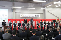 開所式では、レストア作業に携わるサービス部のスタッフも紹介された。熟練したメカニックからの技術の伝承も、同センターの役割のひとつとしてあげられている。