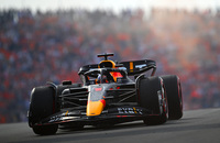 2年連続で母国でポール・トゥ・ウィンを飾ったレッドブルのフェルスタッペン（写真）。金曜日のプラクティス早々にギアボックスに問題が生じコース上にマシンをストップ。走行時間が削られたなかで迎えた土曜日の予選では、Q1、Q2を1セットのタイヤのみで通過し、Q3では0.021秒と僅差ながら最速タイムをたたき出してポール獲得と、前戦ベルギーGPほど他を圧倒することはなかったが、初日のつまずきから見事挽回した。レースでは序盤からフェラーリの2台を突き放し、ハードタイヤで追い上げるメルセデス勢に対しても、バーチャルセーフティーカーやセーフティーカーでのピット戦略で応戦。自身初の4連勝で、チャンピオンシップのリードは109点にまで拡大した。（Photo=Getty Images / Red Bull Content Pool）