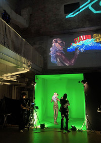 作品制作中は、せきぐち氏の姿も画面の中に投影される。