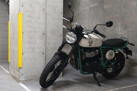 webCG編集部が間借りするビルの地下駐車場にて。これから1週間、よろしくお願いしますよ。