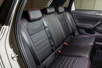 後席は日本のファミリーカーに慣れ親しんだ人には窮屈に感じるかもしれない。座面も背もたれもしっかりとしたつくりだが、足元の空間はボディーサイズなりだ。