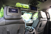 「プラチナム」に装備されるリアエンターテインメントシステムは、RCAジャックに代えてHDMI／USBポートを採用したり、赤外線式ワイヤレスヘッドフォンを4チャンネルデジタル式のヘッドフォンに変更したりといった改良が施されている。