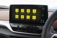 インフォテインメントシステムは第8世代の「ゴルフ」などと同タイプで、センタースクリーンの基部にボリュームやエアコンの温度設定用のスライダーが搭載される。アイコンの色はアンビエントライトに合わせて変わる。