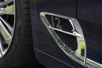 フロントフェンダー下部には「Bentley」の「B」を表現した装飾と、12気筒エンジン搭載車であることを示す「12」の文字があしらわれる。