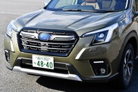 ダークな色調のグリルやフォグランプカバーが特徴的なフロントまわり。グリルからの空気の流入量を調節し、パワーユニットの温度と空気抵抗との最適化を図る「アクティブグリルシャッター」も備わる。