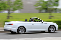 幅広いセグメントに4シーターオープンを投入しているメルセデス・ベンツやBMWに対し、アウディが有しているのはC、Dセグメントのモデルのみ。そのうちのDセグメントに属しているのが、今回試乗した「A5カブリオレ」である。