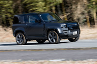 0-100km/加速のタイムは5.2秒。アクセルオフ時には車重とボディー形状がもたらす強力なエアブレーキを味わえる。