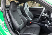 座面と背もたれに「Race-Tex」（ファブリック）を使った4wayの電動スポーツシートを標準装備。座面高とリクライニングが電動で、前後のポジション調整は手動だ。