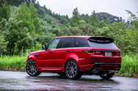 「レンジローバー スポーツHSEダイナミックD300」のボディーサイズは全長×全幅×全高＝4855×1985×1800mm、ホイールベースは2920mm。車重は2430kgと発表されている。