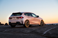 フロント：ストラット、リア：マルチリンクの足まわりには「アダプティブMサスペンション」を装備。機械式のため任意に減衰力を変えることはできないが、路面状況等に応じて自動で最適な減衰力を選んでくれる。ただし、乗り味は絶対的に硬めだ。