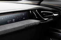 メーターパネルやセンターディスプレイのほか、助手席前方にはパッセンジャー用となる第3のディスプレイ（8.8インチ）が備わる。