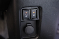 前席のシートヒーターは全車に標準装備されている。スイッチはセンターコンソール下部に配置。