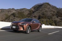 「プロアクティブドライビングアシスト」の減速支援は有用な機能だ。前車に近づいたりカーブにオーバースピードで進入したり、歩行者や自転車、停止車両を検知したりするとスピードを落としてくれる。制御はごく自然だ。