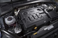 「ゴルフTDI」に搭載されるEA288型2リッター直4ディーゼルターボエンジンは最高出力150PSと最大トルク340N・mを発生。型式名は同じでも「パサート」などに積まれるものよりもスペックは控えめ。