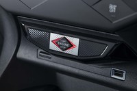 ダイヤ形をモチーフにデザインされる「DS 3クロスバックE-TENSE」。車両の起動スイッチもご覧の通り。