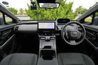 インテリアは、ステアリングホイールの上から見るメーターのレイアウトが特徴。ダッシュボードを覆うのは皮や合皮ではなく、独特の風合いのファブリックである。