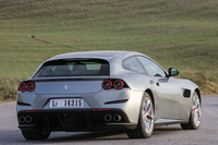 エンジンと駆動方式の変更によって、車重は「GTC4ルッソ」の1920kg（空車重量）から1865kg（同）へと、55kg軽くなった。静的重量配分は前46：後ろ54。