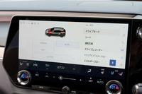 ドライブモードのスイッチは備わっておらず、設定はタッチスクリーンを介して行う。車両の性格を考えれば頻繁に操作することはないだろう。