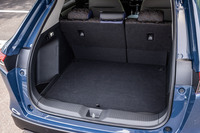 荷室は床下のサブトランクを含め、従来型からの変更はない。後席の背もたれには60：40の分割可倒機構が備わる。「Z」以上のグレードには、予約クローズ機能付きハンズフリーアクセスパワーテールゲートが標準装備とされる。