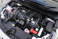 パワートレインの種類は1.8リッターエンジン＋ハイブリッド（写真）と1.8リッターエンジン、1.2リッターターボエンジンの3種類。セダンとワゴンでは1.2リッターターボ仕様は完全に「走りを楽しむユニット」という扱いで、トランスミッションはMTしか用意されない。