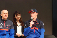 トロロッソのダニール・クビアト（写真中央）。2017年シーズンの途中でF1ドライバーの地位を失ったが、今季ふたたびレースを戦うことになった。