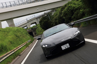 加速時に感じるトラクションの高さも「ヴァンテージ」の特徴のひとつ。動力性能については、0-100km/h加速が3.7秒、最高速が314km/hと公称されている。