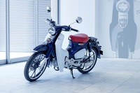 【ホンダ・スーパーカブC125】
	スーパーカブ史上、初めて実用性ではなく趣味性を追求したモデル。車体各部は専用に開発されたパーツで固められ、見た目だけでなく、操作フィーリングも上質。手軽なドレスアップカスタムかと思いきや、実に生真面目に作られている。