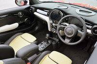 内装はデザインの変更だけでなく、シートのファブリックにリサイクル素材を使用するなどの試みも取り入れられた。