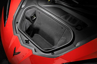 トランクルームの容量はフロント／リア合計で356.8リッター（米国仕様）。フロントトランクは深さがあり、カメラマンのカメラバッグも積むことができた。