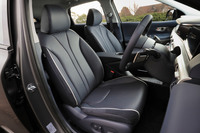 インテリアは「メテオブルー・ワントーン」（写真）と「ストーングレー・ツートン」の2種類が設定されている。前席にはヒーター＆ベンチレーション機能が備わる。