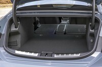 3分割式の後席を倒し、荷室を最大化した状態。トランクリッドを持つ荷室の開口部はハッチバックよりも小さいが、長尺物の積載にも対応できる。