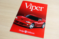 前回のリポートから2カ月以上、間が開いてしまった当不定期連載だが、ほったらかしの間にもいろいろありました。こちらは「CG CLUB」のS氏より賜りました、新車当時のGen2「バイパー」のカタログ。感謝感涙。末代までの家宝とさせていただきます。