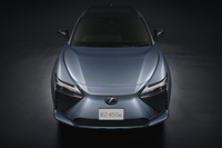 レクサスのアイコンであるスピンドルグリルに代えて、「スピンドルボディー」と呼ばれる新しいデザインコンセプトが採用された。