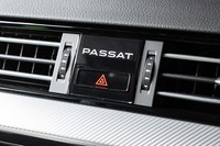 ダッシュボード中央におさまっていたアナログ式時計が廃止され、ハザードスイッチとバックライト付きの「PASSAT」ロゴがレイアウトされるのみになった。