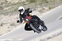 「ライブワイヤー」はRDRS（リフレックスディフェンシブライダーシステム）を装備。コーナリングABSとトラクションコントロール、ドラッグトルクスリップコントロールなどを統合制御し、優れた走行安定性を実現する。