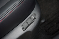 今回の改良では、運転席パワーシートのメモリー機能に、ヘッドアップディスプレイの角度や明るさ、カーナビの表示設定なども記憶されるようになった。