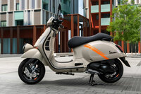 ベスパの上級スクーター「GTV」が新型に　液晶モニターを採用するなど装備を強化の画像