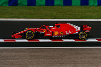 フェラーリは、前会長兼CEOのセルジオ・マルキオンネの急逝を受け、スタッフやマシンに喪章を付けてハンガリーGPに臨んだ。真夏の暑さでも順調な仕上がりを見せていたが、雷雨に見舞われた予選では一転して苦戦、セバスチャン・ベッテル（写真）はチームメイトにも先を越され4番グリッドに。レースでは、ライバルより1段硬めのタイヤを履いてスタートで3位。終盤には一番やわらかいタイヤで猛チャージをかけ、メルセデスのバルテリ・ボッタスをオーバーテイク。2位の座を勝ち取った。（Photo=Ferrari）