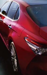 新型「カムリ」のエクステリアデザインでは、セダンとしての実用性を確保しながら、クーペが持つ「官能的な動感」が追求されている。
	（Photo：G“レザーパッケージ”。ボディカラーのエモーショナルレッド＜3T7＞はメーカーオプション。オプション装着車。）