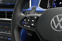 大型のシフトパドルと「R」ボタンが備わる「R専用レザーマルチファンクションステアリングホイール」。ステアリングヒーターも内蔵されている。