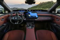 ダッシュボードと左右のドアパネルをトリムで結んだキャビンは包まれ感が強い空間だ。ウインドシールドの基部に新機軸の「パノラミックビジョン」が搭載されている。