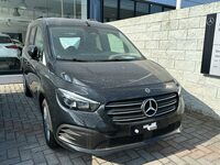 2代目「チタン」。シエナのメルセデス・ベンツ販売店で2025年撮影。北アフリカの砂漠から吹いてきた風と、その雨に見舞われたもよう。